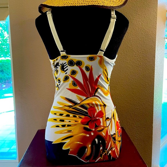 Beautiful one piece bathing suit - Picture 3 of 4